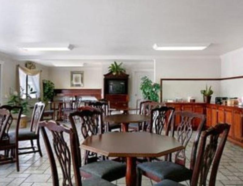 Econo Lodge Inn & Suites Central Medford Restoran gambar